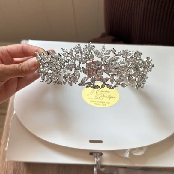 Elegant Silver Floral Headband display picture 1